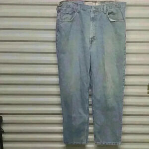 Levi Strauss and company men's 550 relax fit blue jeans weighs 38 length 32